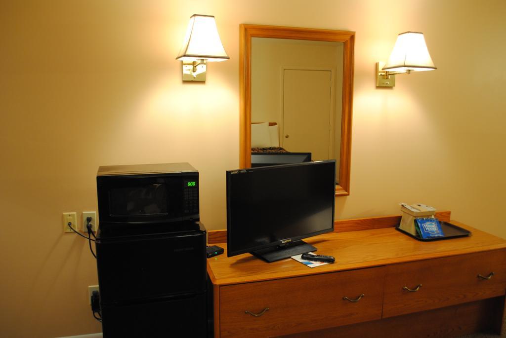 Camp Inn Lodge Oscoda Szoba fotó